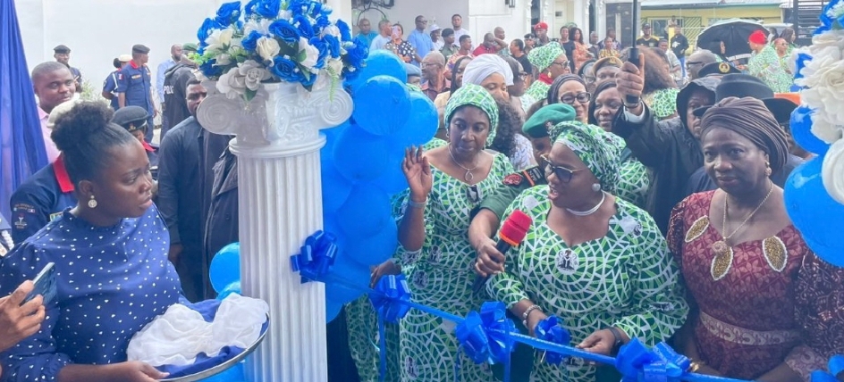 Cross River State First Lady, Bishop Eyoawan Otu (middle),