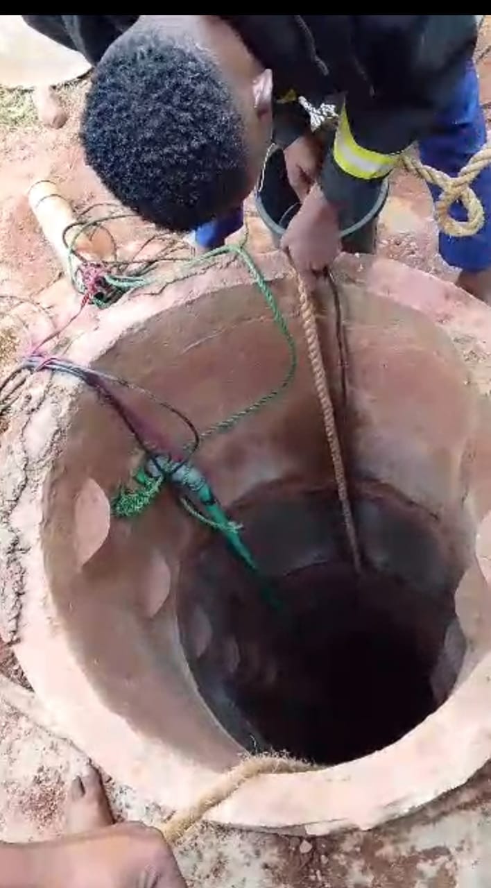 One of the officials of the state Fire Service trying to recover the corpse from the well in Saki.